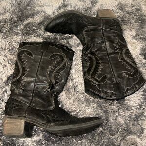 Coconuts western boots in a size 6 women’s black widow style